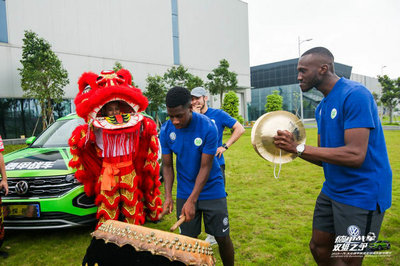 德甲戰(zhàn)車(chē)轟隆作響，狼堡對(duì)決法蘭克福上演綠茵雙雄爭(zhēng)霸，共筑足球文化交流橋梁